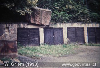 Bloque ca�do encima de garajes - Kyffh�user, Alemania   (W.Griem, 1990)
