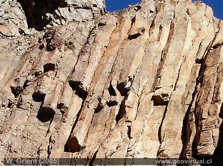 Columnata de enfriamiento en rocas volcanicas