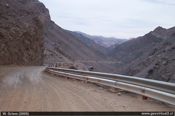 Die Strasse bei El Salto in der Atacama Region, Chile