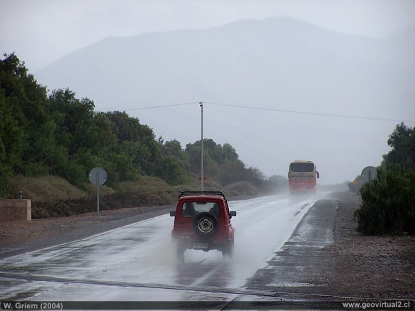Atacama: Ein Regenschauer auf der alten Pan-Americana Strasse, etwas ungewöhnlich für die Atacama-Wüste