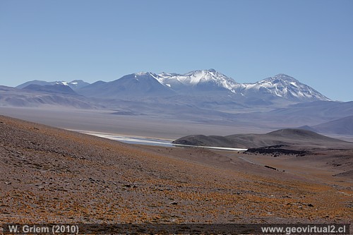Portezuelo Maricunga con los Tres Cruces y la Laguna Santa Rosa