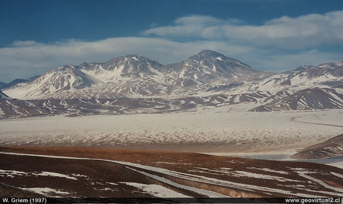 Blick vom Maricunga Pass (4100 m) auf die Tres Cruces - die Anden der Atacama Wüste, Chile