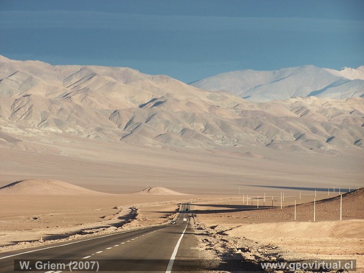 Llano de Varas desde la bajada del portezuelo Chimbero (Atacama, Chile)