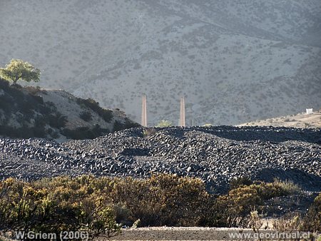 Labrar, Schornsteine und Schlacken - eine ehemalige Kupferschmelze in Atacama, Chile