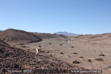 Quebrada Chulo con linea ferrea y restos del tendido el�ctrico,  Desierto de Atacama