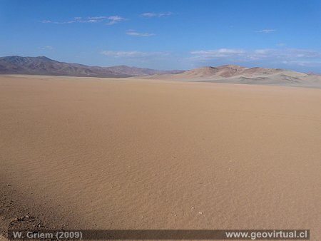 Llano infinito cerca de la mina Borracha. Desierto de Atacama, Chile