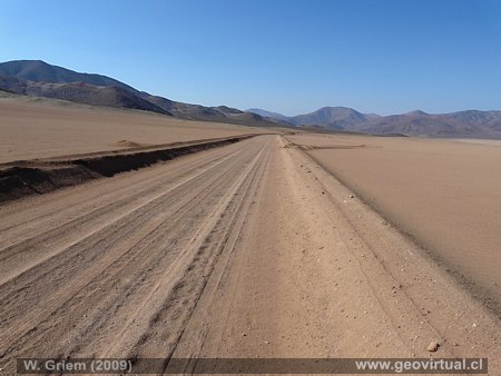 Camino hacia Morado - cerca de la mina Borracha; Desierto de Atacama - Chile
