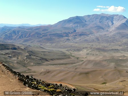 Vista panor�mica del paso Pircas Negras al R�o Piuquenes y Cerro Cadillal