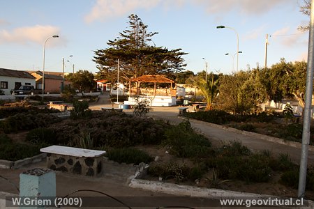 Plaza del pueblo Carrizalillo (Atacama, Chile)