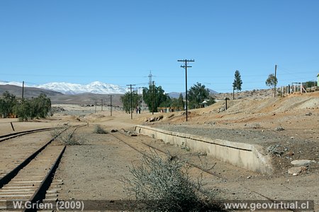 La estaci�n de ferrocarril en Cachiyuyo con la Cordillera de los Andes (Chile)