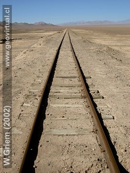 Linea ferrea en el desierto Atacama entre Carrera Pinto y Inca de Oro