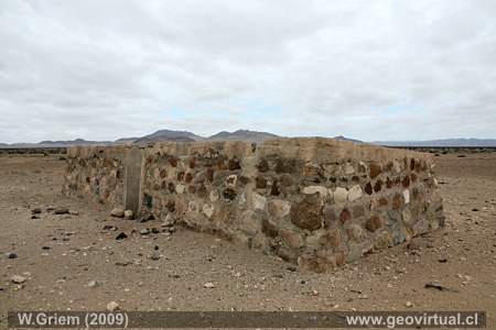 Casa de Piedras al lado de la linea ferroviaria en las cercan�as de la hacienda Castilla. &nbsp;(Regi�n Atacama, Chile)