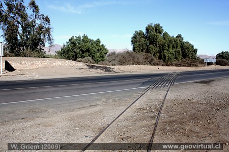 Linea ferrea de Cerro Im�n intercepta la carretera Panamericana
