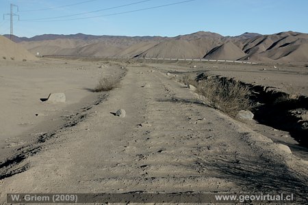 Eisenbahndamm der abgebauten Strecke nach Puquios, Atacama Region, Chile
