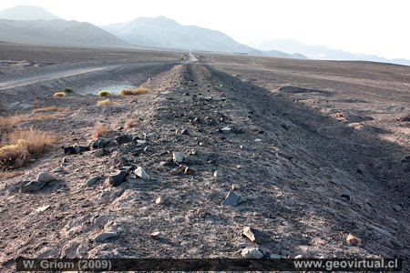 Terraplen de la line f�rrea cerca de la ex - planta de la mina Dulcinea - Carrera Pinto, Atacama