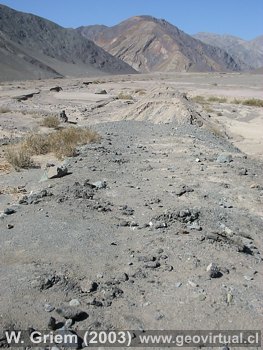 Alter Eisenbahndamm an der verlassenen Ortschaft Puquios - Atacama, Chile