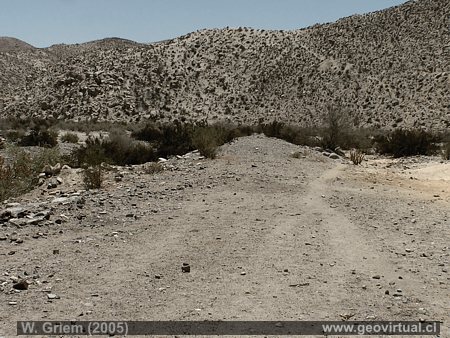 Der Bahndamm von der ehemaligen Carrizal Bahn, hier bei Merceditas in der Region Atacama, Chile 
