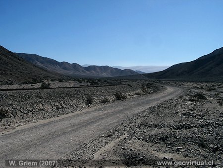 Linea ferrea bajando a Toledo - Atacama, Chile