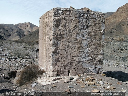 Pilar en medio del desierto Atacama - estanque de Agua