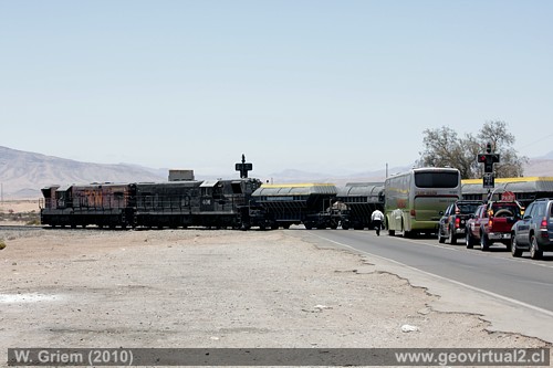Tren cruce la Panamericana cerca de Llano de Diaz, Atacama - Chile