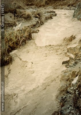 Río Copiapó con agua después de una lluvia 