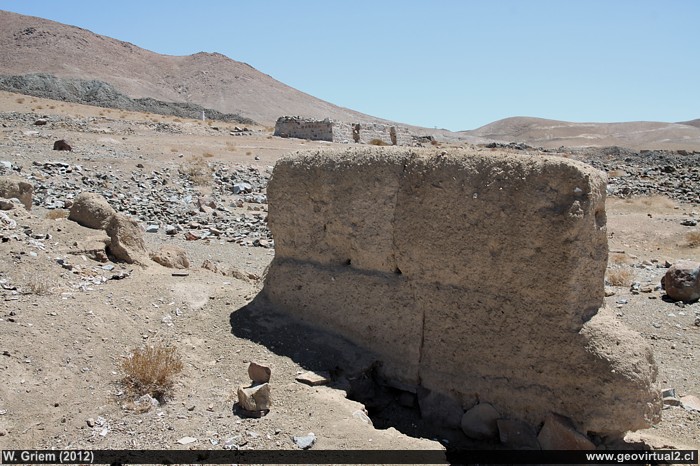 Ruinen in der ehemaligen Bergbau Region von Tres Puntas in der Atacama - Wüste, Chile 