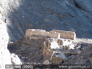 Edificios y restos de maquinaria en la mina Sof�a de Puquios (Regi�n Atacama - Chile)
