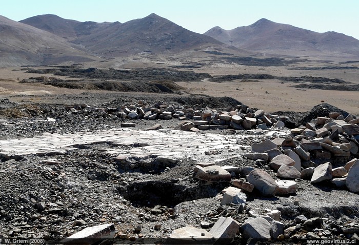 Ruinen und Halden im ehemaligen Bergbau - Distrikt von Tres Punta in der Atacama Wüste, Chile
