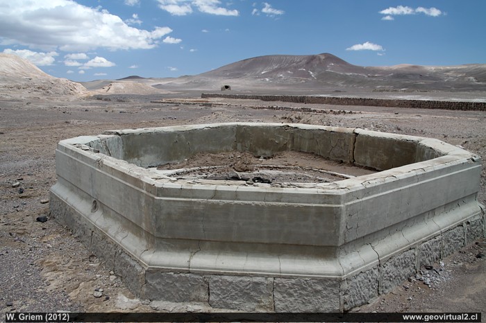 Pileta de la ex-oficina Daleware en el desierto de Atacama