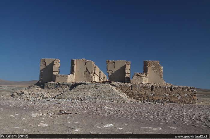 Ruinas de la oficina Tricolor en el desierto de Atacama en las cercanías de Taltal