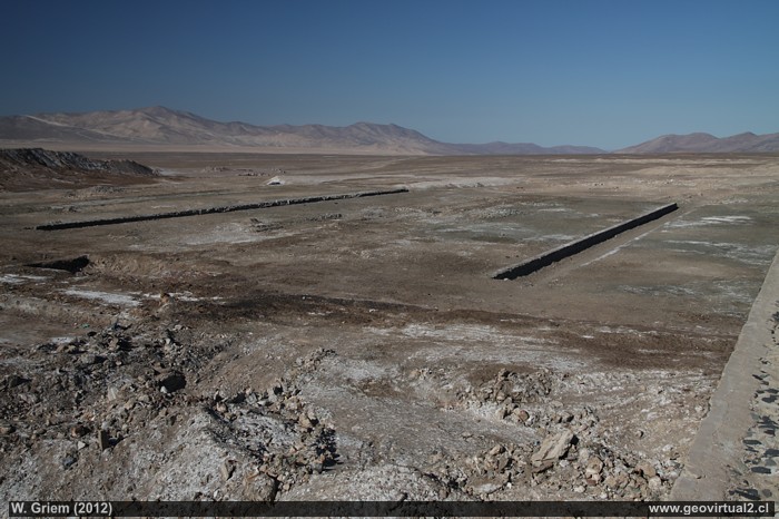 Patio de carga de la salitrera Tricolor en el desierto de Atacama, Chile