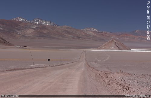 Typische Strasse in der Anden von Atacama, Chile