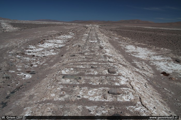 Cerca de la Oficina Alemania - Lineas ferreas en el desierto de Atacama