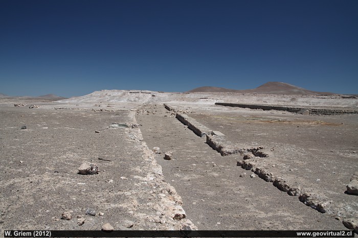Estación, sector der carga de la Oficina salitrera Ghizela en el desierto de Atacama, Chile