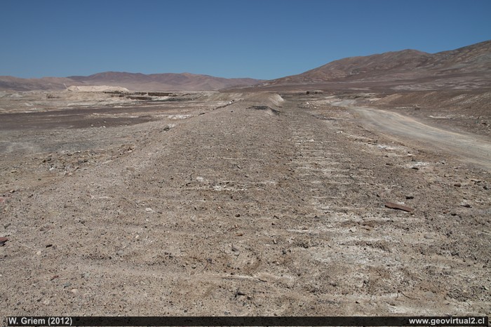 Lineas ferreas de la oficina Santa Luisa en el desierto de Atacama