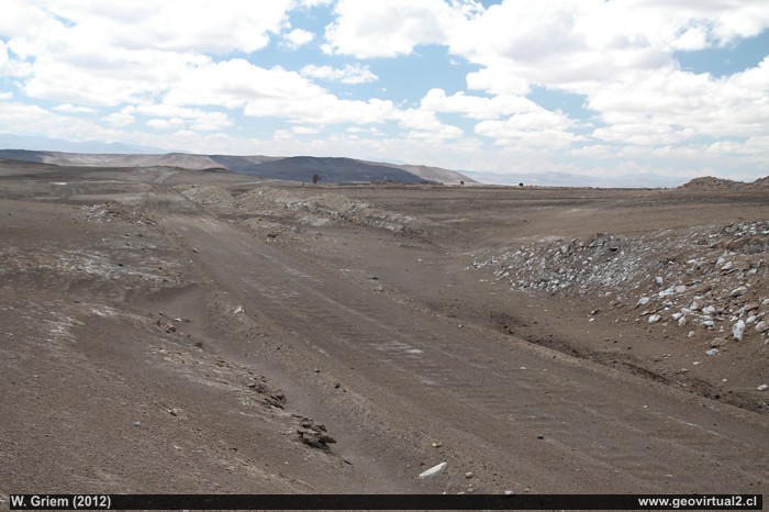 Terrplen del Ferocarril salitrero en las cercanías de Catalina, Desierto de Atacama