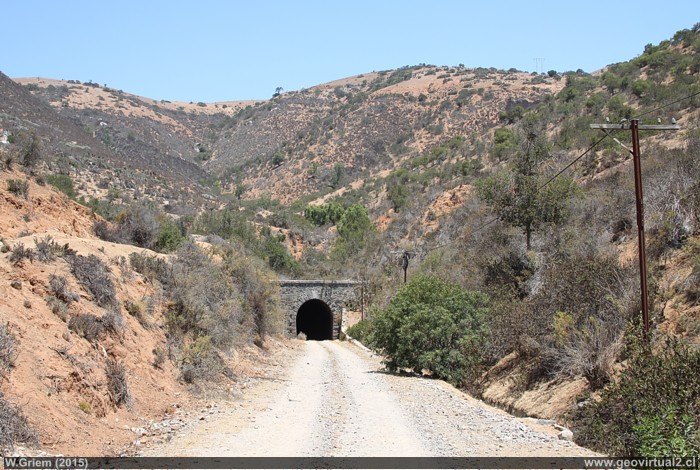 Portal del túnel Cavilolén, línea férrea longitudinal en la Región de Coquimbo, Chile