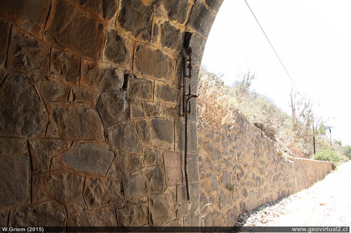 Instalación del telefono en el túnel Cavilolén, Chile