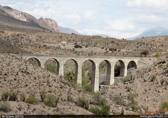 Puente ferroviario cerca de Combarbala, Chile