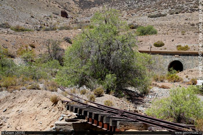 Triangulo de vías y entrada al túnel Espino - ferrocarril longitudinal Norte, Chile