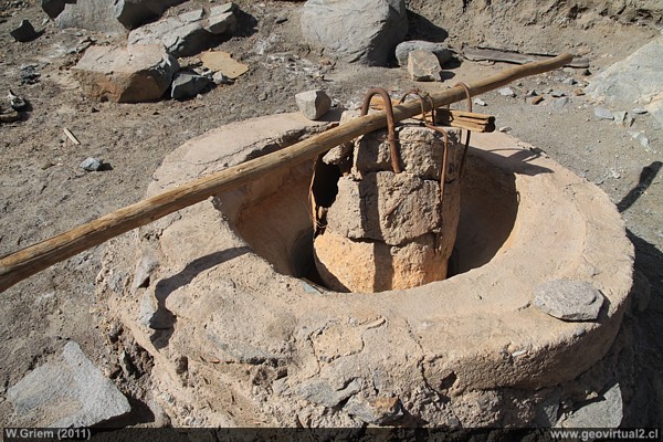 Eine alte Gesteins-Mühle, ein Relikt der frühen Kupfer- und Gold-Lagerstätten - Chile