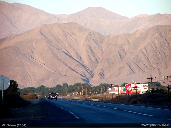 Desierto de Atacama: Die Panamericana Highway bei Chamonate