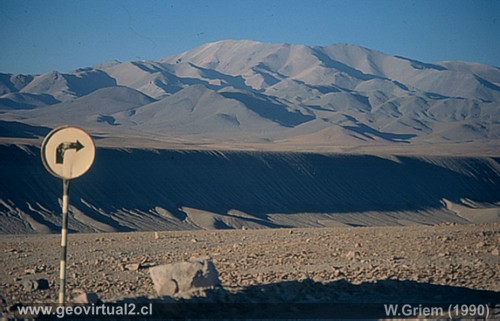 Foto de 1989 de la Quebrada Chañaral Alto y del Cerro Vicuña - en Atacama, Chile