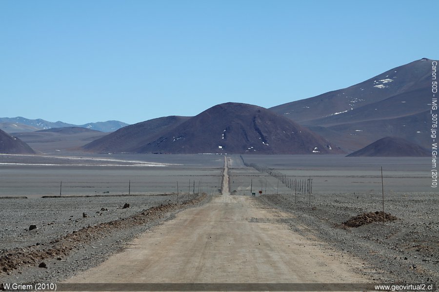 Die Straße von der Zollstation des Maricunga Salzsees zum Lama Pass; Atacama Region - Chile
