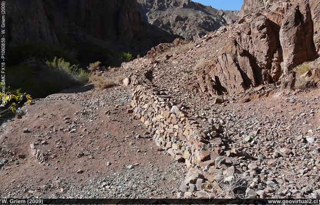 Sendero histórico en Carrizo - Desierto de Atacama, Chile