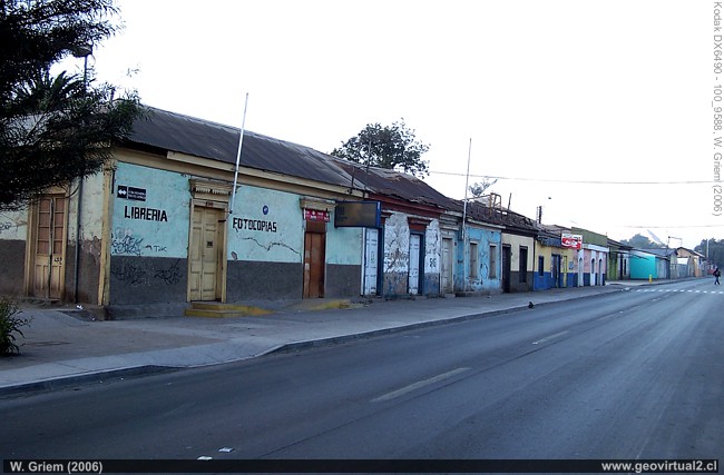 Die Hauptstrasse in Tierra Amarilla, Región de Atacama, Chile