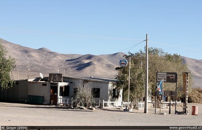 Die kleine Raststätte Agua Verde in der Nähe von Taltal, in der Atacama-Wüste, Chile