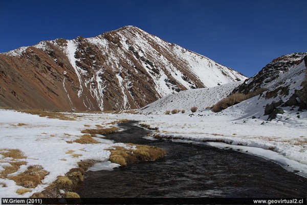 Schnee in der Atacama Wüste, in den Anden bei Pircas Negras, Chile