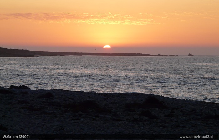 Puesta del sol en Caleta del Cobre, Region de Atacama - Chile