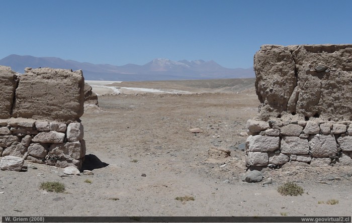 Ruinen am Pedernales Salzsee in der Atacama-Wüste, Chile